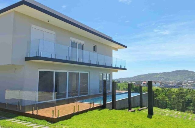 Casa à Venda em Garopaba com vista para o mar – Alto Padrão e Exclusividade! — Casa Grande A Venda Em Garopaba 1280X720 1