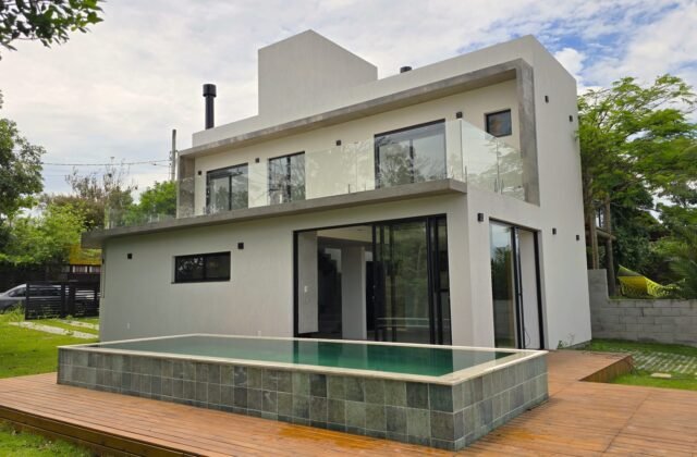 Casa à venda na Praia do Rosa Imbituba SC — Casa A Venda Praia Do Rosa Sc