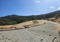 Rua pavimentada em obras no loteamento — Loteamento Bella Vista