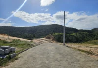 Rua pavimentada do loteamento com vista para as montanhas — Loteamento Bella Vista