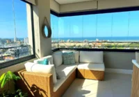 Sacada fechada em vidro com vista para o mar — Villa del Mar