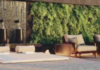 Área de lazer com jardim vertical e espreguiçadeiras — Villa del Mar