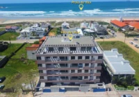 Vista aérea do prédio e proximidade com a praia — Villa del Mar