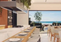 Cozinha integrada com vista para o mar — Villa del Mar